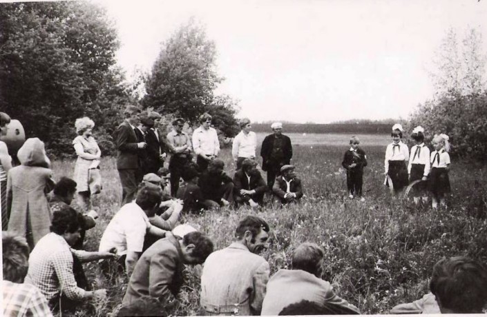 Уборочная 1984 года. Пионеры дружины имени Д.Карбышева выступают перед хлеборобами.