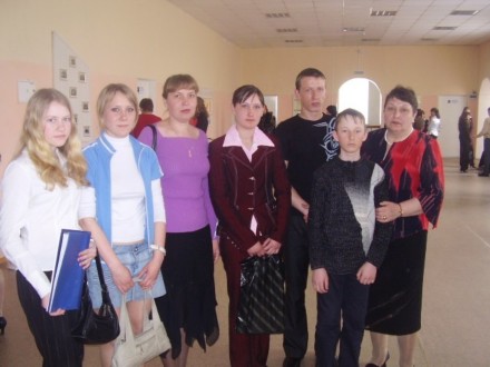 Смирнова Ксения и Белоусова Оксана ( крайние слева) среди участников конференции