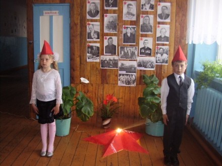 В почетном карауле ученики 1 класса Анохина Настя и Остертаг Дима